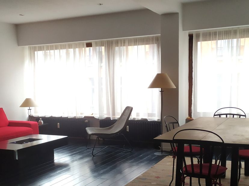 En plein cœur de Bruxelles, cet appartement meublé de caractère de 115 mètres carrés de surface brute PEB est idéalement situé à 500 mètres de Sainte-